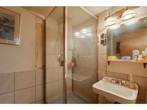 2412 43 Street Se, Calgary, AB - Indoor Photo Showing Bathroom