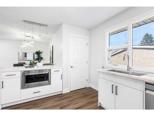 6112 4 Street Ne, Calgary, AB - Indoor Photo Showing Kitchen