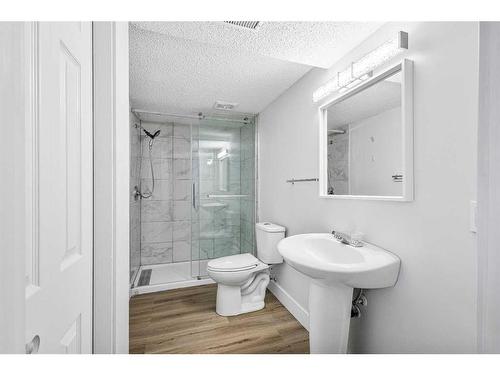 6112 4 Street Ne, Calgary, AB - Indoor Photo Showing Bathroom