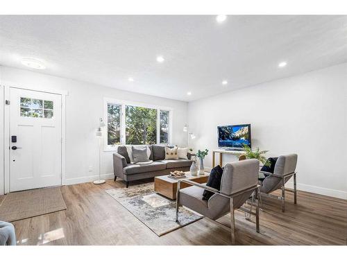 6112 4 Street Ne, Calgary, AB - Indoor Photo Showing Living Room