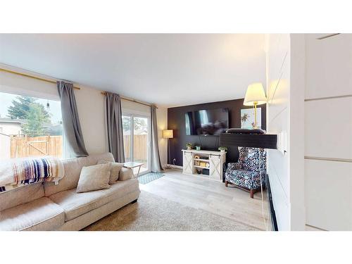 38 Sunhurst Crescent Se, Calgary, AB - Indoor Photo Showing Living Room