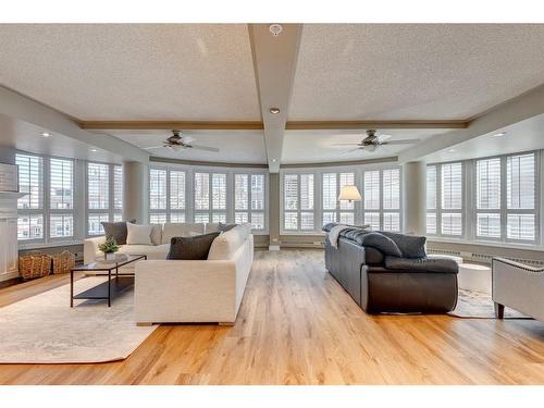 1505-400 Eau Claire Avenue Sw, Calgary, AB - Indoor Photo Showing Living Room