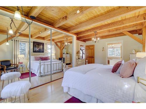 2407 Hwy 582, Didsbury, AB - Indoor Photo Showing Bedroom