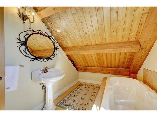 2407 Hwy 582, Didsbury, AB - Indoor Photo Showing Bathroom