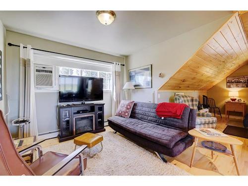 2407 Hwy 582, Didsbury, AB - Indoor Photo Showing Living Room