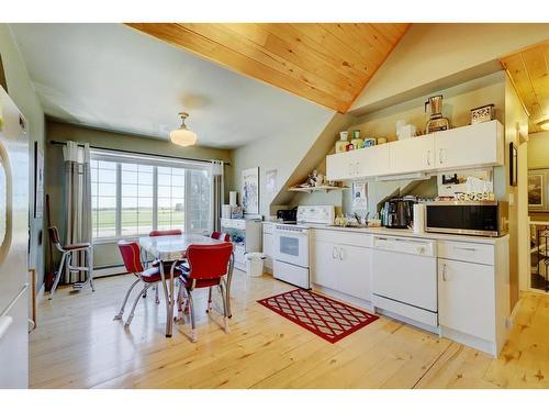 2407 Hwy 582, Didsbury, AB - Indoor Photo Showing Kitchen