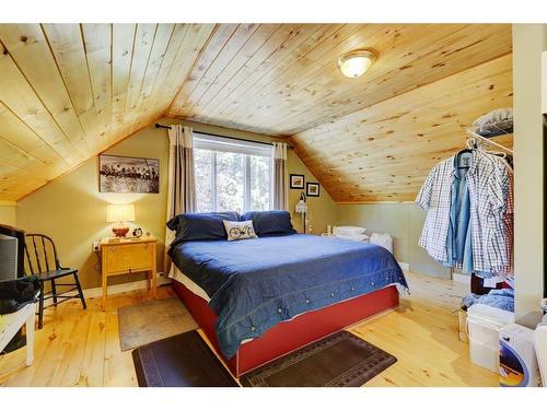 2407 Hwy 582, Didsbury, AB - Indoor Photo Showing Bedroom