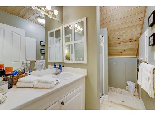 2407 Hwy 582, Didsbury, AB - Indoor Photo Showing Bathroom