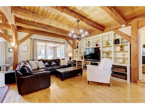 2407 Hwy 582, Didsbury, AB - Indoor Photo Showing Living Room