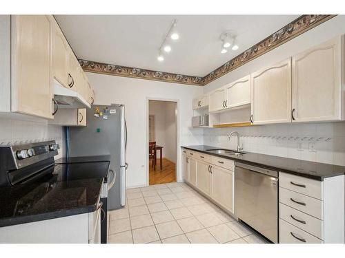 95-72 Millside Drive Sw, Calgary, AB - Indoor Photo Showing Kitchen