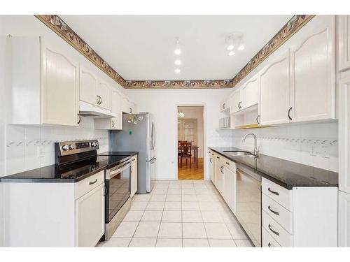 95-72 Millside Drive Sw, Calgary, AB - Indoor Photo Showing Kitchen With Upgraded Kitchen