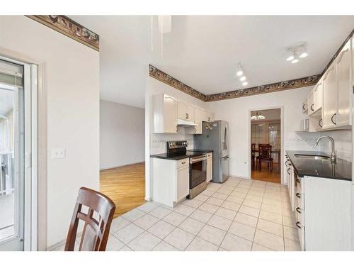 95-72 Millside Drive Sw, Calgary, AB - Indoor Photo Showing Kitchen