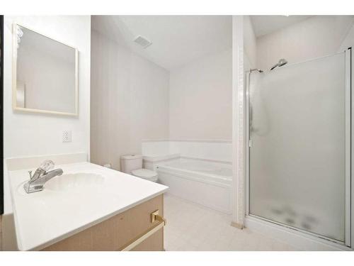 95-72 Millside Drive Sw, Calgary, AB - Indoor Photo Showing Bathroom