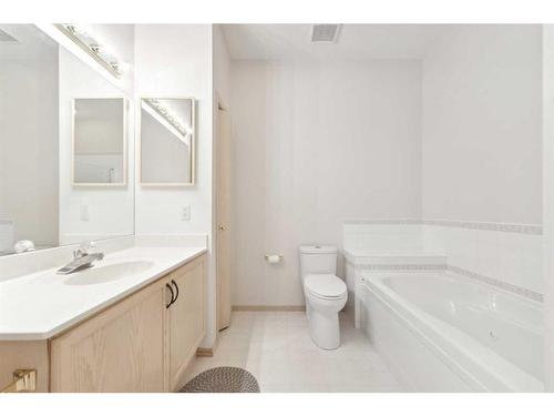 95-72 Millside Drive Sw, Calgary, AB - Indoor Photo Showing Bathroom