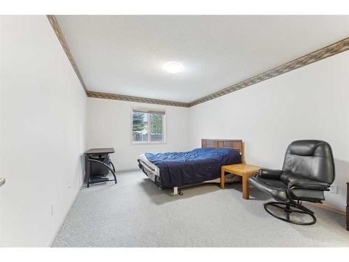 95-72 Millside Drive Sw, Calgary, AB - Indoor Photo Showing Bedroom