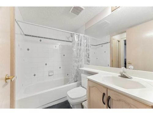 95-72 Millside Drive Sw, Calgary, AB - Indoor Photo Showing Bathroom