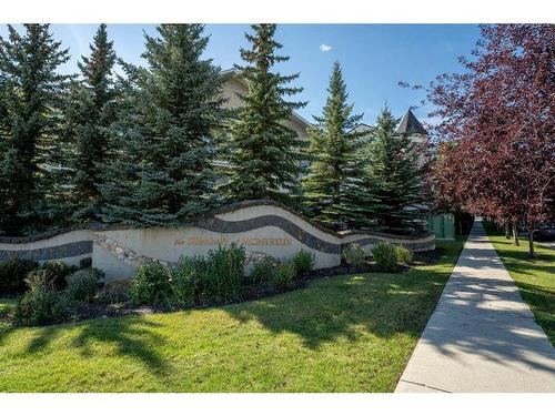 308-26 Val Gardena View Sw, Calgary, AB - Outdoor