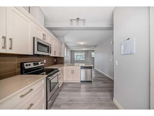 211-355 Nolancrest Heights Nw, Calgary, AB - Indoor Photo Showing Kitchen