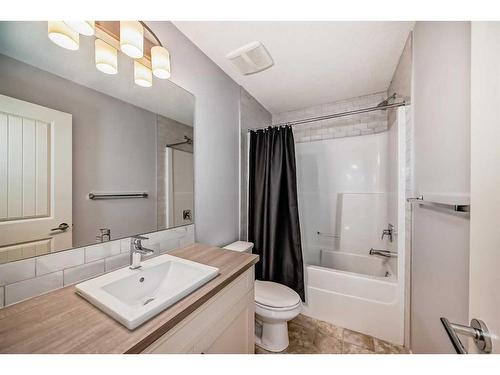 211-355 Nolancrest Heights Nw, Calgary, AB - Indoor Photo Showing Bathroom