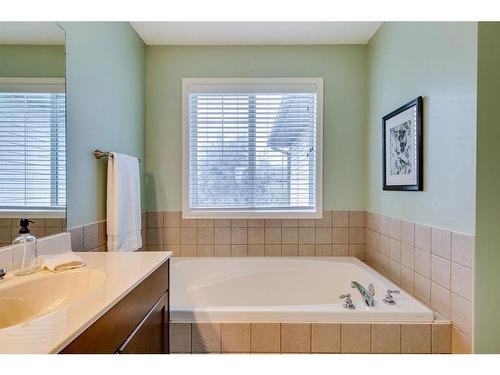 73 Cranwell Green Se, Calgary, AB - Indoor Photo Showing Bathroom