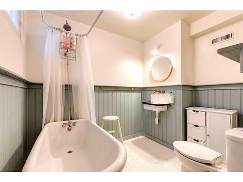 1309 11 Avenue Se, Calgary, AB - Indoor Photo Showing Bathroom