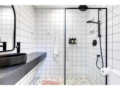 1309 11 Avenue Se, Calgary, AB - Indoor Photo Showing Bathroom