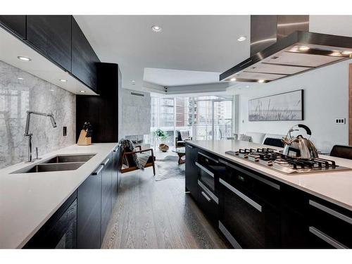 407-738 1 Avenue Sw, Calgary, AB - Indoor Photo Showing Kitchen With Double Sink With Upgraded Kitchen