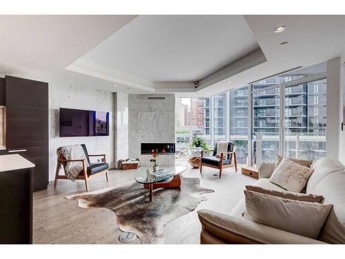 407-738 1 Avenue Sw, Calgary, AB - Indoor Photo Showing Living Room With Fireplace