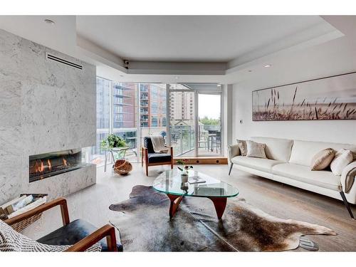 407-738 1 Avenue Sw, Calgary, AB - Indoor Photo Showing Living Room With Fireplace