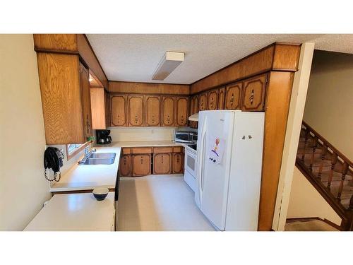 20 Bermondsey Crescent Nw, Calgary, AB - Indoor Photo Showing Kitchen With Double Sink