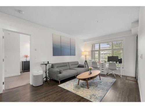 101-15 Aspenmont Heights Sw, Calgary, AB - Indoor Photo Showing Living Room