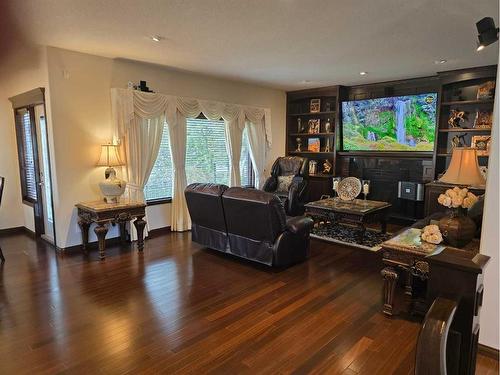 31 Doverdale Mews Se, Calgary, AB - Indoor Photo Showing Living Room