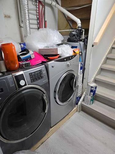 31 Doverdale Mews Se, Calgary, AB - Indoor Photo Showing Laundry Room