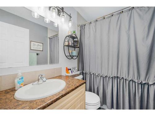 5023 Whitehorn Drive Ne, Calgary, AB - Indoor Photo Showing Bathroom