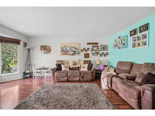 5023 Whitehorn Drive Ne, Calgary, AB - Indoor Photo Showing Living Room