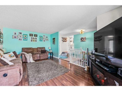 5023 Whitehorn Drive Ne, Calgary, AB - Indoor Photo Showing Living Room