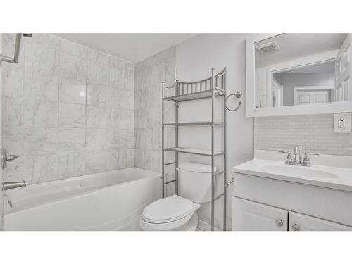 81 Nolanhurst Crescent Nw, Calgary, AB - Indoor Photo Showing Bathroom