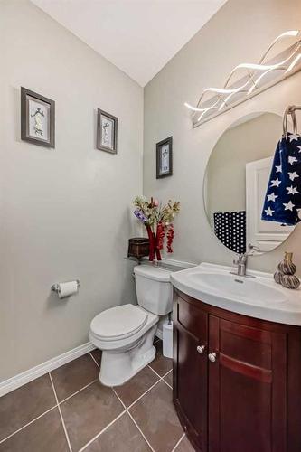 144 Everridge Gardens Sw, Calgary, AB - Indoor Photo Showing Bathroom