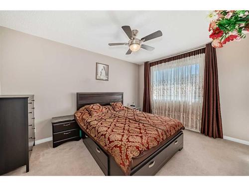 144 Everridge Gardens Sw, Calgary, AB - Indoor Photo Showing Bedroom