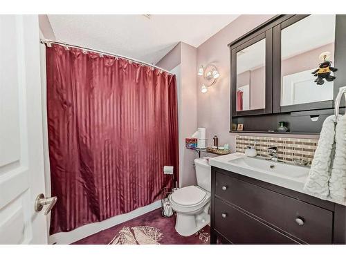 144 Everridge Gardens Sw, Calgary, AB - Indoor Photo Showing Bathroom