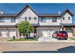 144 Everridge Gardens SW Calgary, AB T2Y 0G8