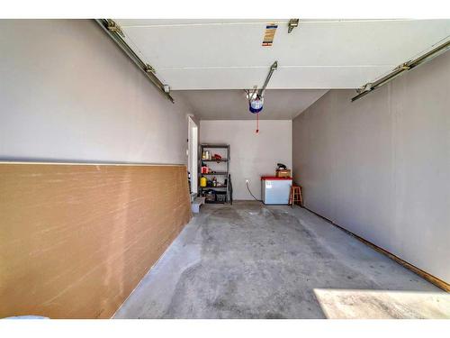 144 Everridge Gardens Sw, Calgary, AB - Indoor Photo Showing Garage