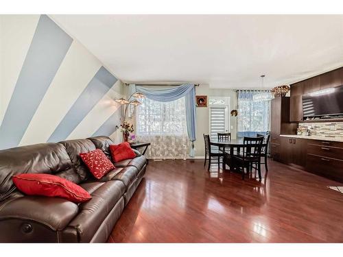 144 Everridge Gardens Sw, Calgary, AB - Indoor Photo Showing Living Room