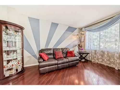 144 Everridge Gardens Sw, Calgary, AB - Indoor Photo Showing Living Room