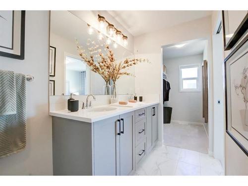 427 Tekarra Drive Nw, Calgary, AB - Indoor Photo Showing Bathroom