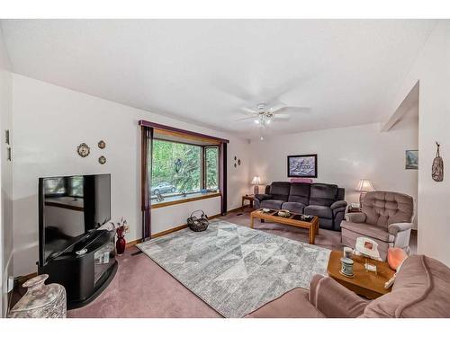 4604 29 Avenue Nw, Calgary, AB - Indoor Photo Showing Living Room