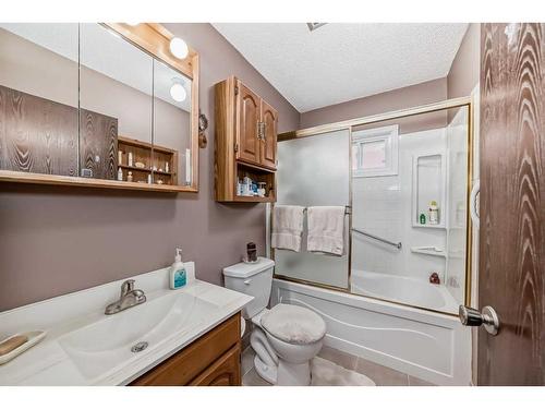 4604 29 Avenue Nw, Calgary, AB - Indoor Photo Showing Bathroom