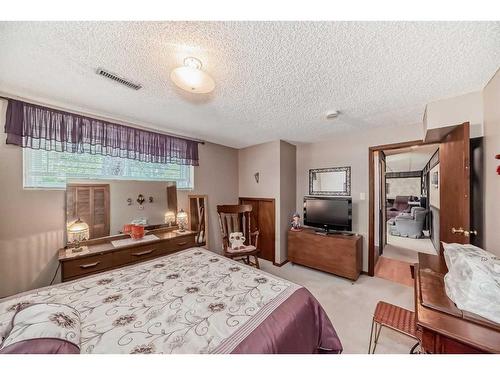 4604 29 Avenue Nw, Calgary, AB - Indoor Photo Showing Bedroom