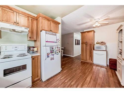 221-8235 Elbow Drive Sw, Calgary, AB - Indoor Photo Showing Kitchen