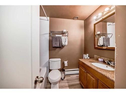 221-8235 Elbow Drive Sw, Calgary, AB - Indoor Photo Showing Bathroom